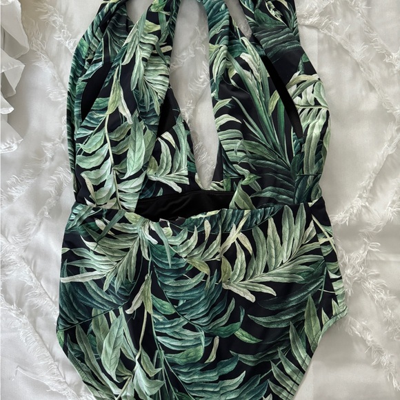 Swimsuit - Picture 2 of 8